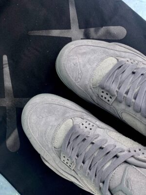 AJ4 Kaws (1)