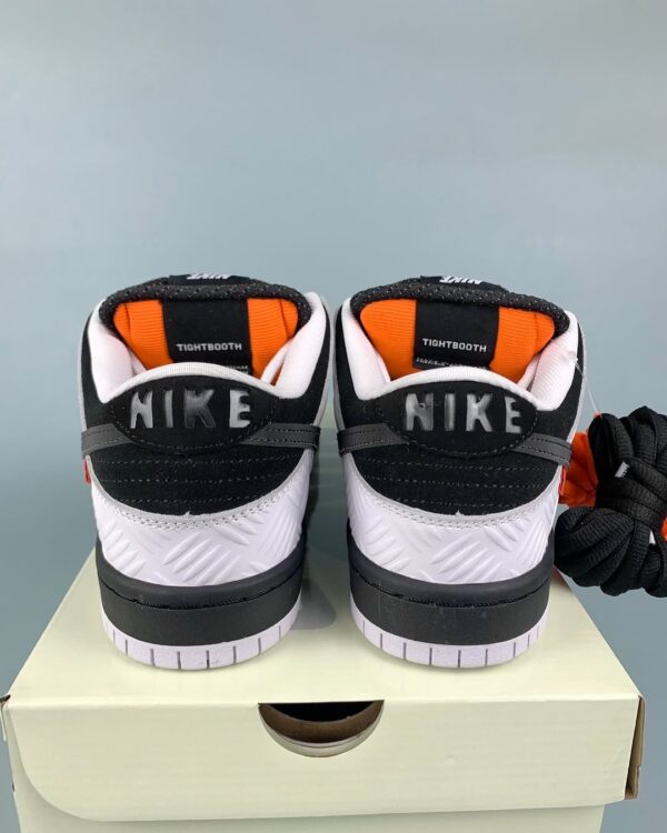 SB Dunk Tightbooth