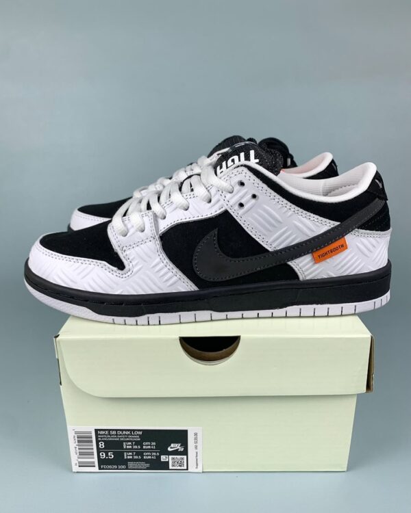 SB Dunk Tightbooth